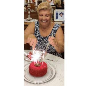 Zuhal Yalçın Instagram - Seni nasıl özledim ahhhh  bir bilsen ...😢🌹son doğum gününden 😔 16-08-2021 Annemmmm❤️