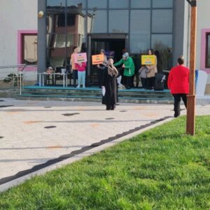 Zuhal Yalçın Instagram - Ordu Ünye de Şehit Eren Bülbül adına sevgili kardeşim @banuakdeniz tarafından yapılan özel eğitim anaokulunu ziyaret ettim.3Aralık dünya engelliler günü için yapılan provalarını izledim,müdüründen çay getiren kıymetli çalışanlarına kadar herkesin önce yüreklerini sonra ne kadar büyük emek verdiklerini gördüm.Velilerin okulları için yaptıkları da paha biçilemez. @orduilmilliegitim Ordu İl Milli Eğitim  müdürümüz sayın @mehmetfatihvargeloglu nun da hassasiyeti okuldan ellerini çekmeyişleri  de ayrıca mutluluk kaynağım oldu 🙏🏻 İyi ki varsınız. ❤️ Her birey engelli adayıdır. #dünyaengellilergünü