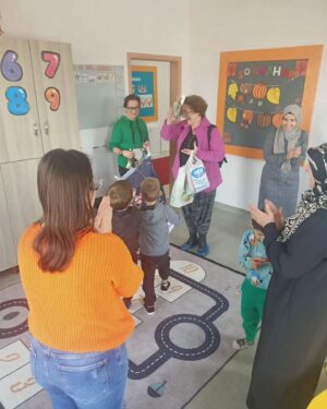 Zuhal Yalçın Instagram - Ordu Ünye de Şehit Eren Bülbül adına sevgili kardeşim @banuakdeniz tarafından yapılan özel eğitim anaokulunu ziyaret ettim.3Aralık dünya engelliler günü için yapılan provalarını izledim,müdüründen çay getiren kıymetli çalışanlarına kadar herkesin önce yüreklerini sonra ne kadar büyük emek verdiklerini gördüm.Velilerin okulları için yaptıkları da paha biçilemez. @orduilmilliegitim Ordu İl Milli Eğitim  müdürümüz sayın @mehmetfatihvargeloglu nun da hassasiyeti okuldan ellerini çekmeyişleri  de ayrıca mutluluk kaynağım oldu 🙏🏻 İyi ki varsınız. ❤️ Her birey engelli adayıdır. #dünyaengellilergünü