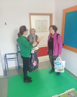 Zuhal Yalçın Instagram - Ordu Ünye de Şehit Eren Bülbül adına sevgili kardeşim @banuakdeniz tarafından yapılan özel eğitim anaokulunu ziyaret ettim.3Aralık dünya engelliler günü için yapılan provalarını izledim,müdüründen çay getiren kıymetli çalışanlarına kadar herkesin önce yüreklerini sonra ne kadar büyük emek verdiklerini gördüm.Velilerin okulları için yaptıkları da paha biçilemez. @orduilmilliegitim Ordu İl Milli Eğitim  müdürümüz sayın @mehmetfatihvargeloglu nun da hassasiyeti okuldan ellerini çekmeyişleri  de ayrıca mutluluk kaynağım oldu 🙏🏻 İyi ki varsınız. ❤️ Her birey engelli adayıdır. #dünyaengellilergünü