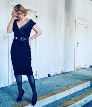 Zuzana Fialová Instagram - @mikloskofashiondesign a tieto unikátne manchesterové,smokingové šaty mi v 8 kole urobili obrovskú radosť... voľáko, v chaose dní, zabudla som ich postnúť... Ferinko, ďakujem.. aj za celé roky nekorektného humoru😂iloveyou diva:) s @zuzanakanisova @renatamarova @sonakubenikova  a @tvojatvarzniepovedome mi bude chýbať. Najmilšia a najpozitívnejšia show , akú som kedy videla. O rok ... 🙌