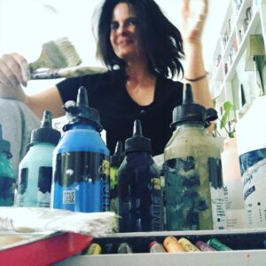 Zuzana Fialová Instagram - 33 deñ.... ak Vám nevadí, že budem čítať od farby, tak si 19 30 odskočím od maľovania prečítať Vám Veľkú záchranu králika. Ale musíte mi odpustiť, nestíham sa umyť tak celkom. Baví Vás niečo tak, že Vám celý deň nechýba jedlo?