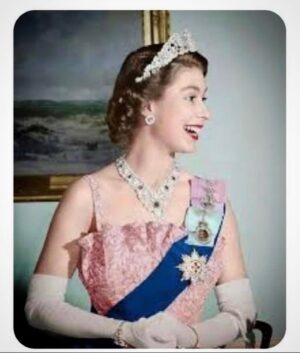 Zuzana Fialová Instagram - 👑S Vami odchádza jedna éra. Boli ste asi najdospelejšia osoba s ktorou som mala tú česť žiť na tejto planéte. Kiežby aj ostatní vysoko postavení ľudia reprezentovali svoje krajiny s takou gráciou ako Vaša výsosť. God Save the Queen! 💜