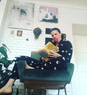 Zuzana Fialová Instagram - 28. Sviatočný deň. S rozprávkou na dobrú noc. Pre deti, unavených rodičov, ale dnes hlavne pre tých, ktorí sú teraz sami. Nie ste sami!! Čítame Škrečky! Aj pre Vás💜19 30 ako vždy... toto je slovenský rekord v čítaní na živo. Definitívne:) Čo pekné ste dnes zažili? Napíšte mi.#spolutozvladneme #spolutodame #spolutodokazeme #💜