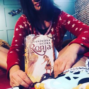 Zuzana Fialová Instagram - Deñ 18. Myslim. Včera ste ma v demokratickom hlasovaní prehlasovali na Ronju, dcéru lúpežníka a to je super. Škrečky, zajace a veverice počkajú. Podła mña máme dost času🤔😷 Tak 19 30 na lajfstríme.Čítam , až sa s Vami prečítam k lepším časom. #spolu #spolutozvladneme #spolutodame #actor #actorslife #coronart #💜