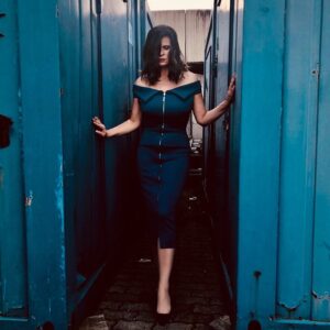 Zuzana Fialová Instagram - Tieto saty od @michaelaluptakovadesign mi pripominaju saty zo serie hbo “Pribeh sluzobnicky”. Dnes ale hraju v TTZP o 20 30 na Markize. Dufam, ze sa prave presuvate z posteli na gauce😜neublizte si. makeup @sonakubenikova vlasy @renatamarova celkovy dojem moji rodicia, skola, literatura a @zuzanakanisova 💜