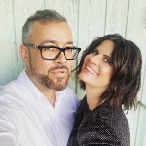 Zuzana Fialová Instagram - Ešte jedna zo včera, len tak, lebo sme tu akysi pekni s @majklborek 😍 Pekny pondelok Vám všetkym prajem. Budte statoční a nenechajte si pokazit náladu počasím. Síce prší, ale zato budú rást hríby! 💪#friends #tvojatvarzniepovedome #showtime #ucesstaledrzi  #💜