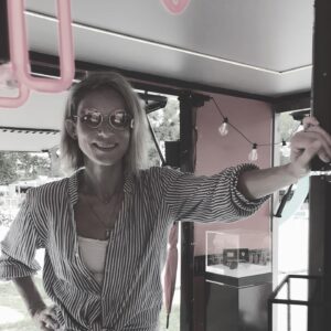 Zuzana Kanócz Instagram - 🌴Ak budete na Tyršáku  skočte si do Ray-Ban stánku vyskúšať úplne najnovšie modely tejto , myslím, že veľmi obľúbenej značky . Sú krásne  a veru je z čoho vyberať 😅 A ak nie ste na tyrsaku tak tam choďte ! Ešte dnes a zajtra na vás čakajú ochotní a milí ľudkovia  z @rayban 😎. Tiež som sa dlho rozhodovala že ktoré ... vyhrali okrúhle kovové 🐼😂 cítim sa v nich šmrncovne, by som povedala 🦋sú krásne !!! #rayban #raybansunglasses #leto #tyrsak #bratislava #okuliare #slnko #slnecneokuliare #summerstyle #summermood