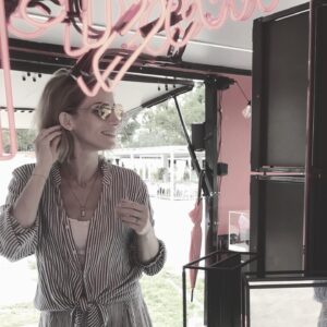 Zuzana Kanócz Instagram - 🌴Ak budete na Tyršáku  skočte si do Ray-Ban stánku vyskúšať úplne najnovšie modely tejto , myslím, že veľmi obľúbenej značky . Sú krásne  a veru je z čoho vyberať 😅 A ak nie ste na tyrsaku tak tam choďte ! Ešte dnes a zajtra na vás čakajú ochotní a milí ľudkovia  z @rayban 😎. Tiež som sa dlho rozhodovala že ktoré ... vyhrali okrúhle kovové 🐼😂 cítim sa v nich šmrncovne, by som povedala 🦋sú krásne !!! #rayban #raybansunglasses #leto #tyrsak #bratislava #okuliare #slnko #slnecneokuliare #summerstyle #summermood
