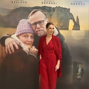Zuzana Kanócz Instagram - Premiéra dojímavého filmu Tancuj Matildo.  Ďakujem @colombiana_design že nápad,  isť na premiéru v ľanovom a ešte k tomu v zime (vraj ľan sa v zime nenosí,sa vraví) , že ten nápad prijala a tak sme mohli spolu vytvoriť tento červený outfit v ktorom som sa cítila pohodlne a krásne ❣️cop od @zmotala_official dal tomu ten spravny šmrnc ❣️ najviac som si ho zamilovala❣️ ďakujem tiež @zuski.zlasky že vďaka jej staroslivosti o moju pleť som sa citila aj s minimálnym makeupom sebavedomo a pekne ❣️