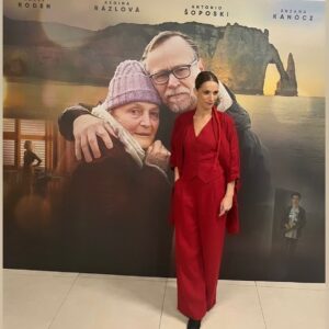 Zuzana Kanócz Instagram - Premiéra dojímavého filmu Tancuj Matildo.  Ďakujem @colombiana_design že nápad,  isť na premiéru v ľanovom a ešte k tomu v zime (vraj ľan sa v zime nenosí,sa vraví) , že ten nápad prijala a tak sme mohli spolu vytvoriť tento červený outfit v ktorom som sa cítila pohodlne a krásne ❣️cop od @zmotala_official dal tomu ten spravny šmrnc ❣️ najviac som si ho zamilovala❣️ ďakujem tiež @zuski.zlasky že vďaka jej staroslivosti o moju pleť som sa citila aj s minimálnym makeupom sebavedomo a pekne ❣️