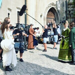 Zuzana Kanócz Instagram - Točiiime!!! 🧚🏻‍♀️V krásnych kostýmoch , na krásnych miestach , s krásnymi ľudmi . Ďakujem 🙏🏻 #behindthescenes #movie #film #makingof #slovakfilm #rozpravka #smolenice #cervenykamen #actress