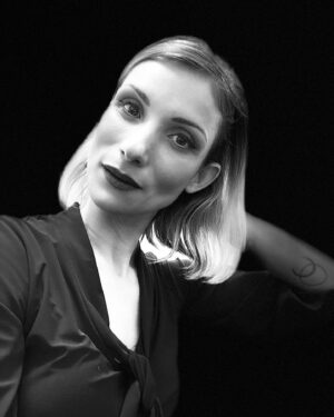 Zuzana Kanócz Instagram - “Teraz , keď už sme sa naučili lietať v povetrí ako vtáci a potápať sa ako ryby , nam zostáva už len jediné - naučiť sa žiť na zemi ako ľudia .” - George Bernard  Shaw