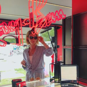 Zuzana Kanócz Instagram - 🌴Ak budete na Tyršáku  skočte si do Ray-Ban stánku vyskúšať úplne najnovšie modely tejto , myslím, že veľmi obľúbenej značky . Sú krásne  a veru je z čoho vyberať 😅 A ak nie ste na tyrsaku tak tam choďte ! Ešte dnes a zajtra na vás čakajú ochotní a milí ľudkovia  z @rayban 😎. Tiež som sa dlho rozhodovala že ktoré ... vyhrali okrúhle kovové 🐼😂 cítim sa v nich šmrncovne, by som povedala 🦋sú krásne !!! #rayban #raybansunglasses #leto #tyrsak #bratislava #okuliare #slnko #slnecneokuliare #summerstyle #summermood