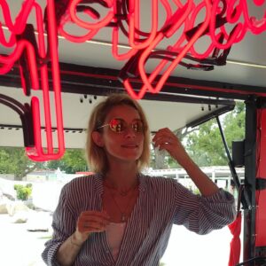 Zuzana Kanócz Instagram - 🌴Ak budete na Tyršáku  skočte si do Ray-Ban stánku vyskúšať úplne najnovšie modely tejto , myslím, že veľmi obľúbenej značky . Sú krásne  a veru je z čoho vyberať 😅 A ak nie ste na tyrsaku tak tam choďte ! Ešte dnes a zajtra na vás čakajú ochotní a milí ľudkovia  z @rayban 😎. Tiež som sa dlho rozhodovala že ktoré ... vyhrali okrúhle kovové 🐼😂 cítim sa v nich šmrncovne, by som povedala 🦋sú krásne !!! #rayban #raybansunglasses #leto #tyrsak #bratislava #okuliare #slnko #slnecneokuliare #summerstyle #summermood