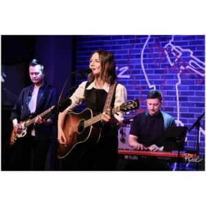 Zuzana Smatanová Instagram - Priznávam, včera sa mi išlo na pódium ťažko… v hrdle hrča a na hrudi ťažko….. tento koncert som venovala Marcelkovi Nemcovi… včera navždy odišiel, ale viem, že by bol rád, aby bolo veselo a vy ste mi s tým veľmi pomohli ♥️ ďakujeme vám, že ste boli s nami, ďakujeme za neskutočne ľudskú a rodinnú atmosféru, na akú sme v @bluenote_slovakia zvyknutí 🙏🏼 z&band
Foto @pyxel_pxl 
.
#bluenote #koncertpremarcela #zuzanasmatanova #kapela #band #novemestonadvahom #club #gig #koncert #dakujeme #musicians #artist #songwriter #singer #slovakia