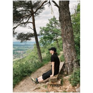 Zuzana Smatanová Instagram - Jeden z posledných voľných víkendov pred letom… 🏡🌲⛰️
.
#freeweekend #withfriends #view #vyhlad #nature #zuzanasmatanova #forest #woods #rocks #koncertneleto
