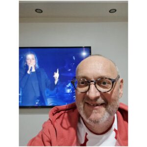 Zuzana Smatanová Instagram - Marcelko….. plačem….. 
…viem viem… viem, že by si to nechcel, hovoril si mi to stále, keď sme sa objali….. chcel si, nech sa všetci usmievame, aby sme oslavovali život, aby sme prišli na Tvoju rozlúčku vo farebnom…. všetko viem… ale nedá sa 💔💧Kto Ťa poznal osobne, vie, že dobúchalo jedno obrovské ľudské srdce…🫀
Pamätáš, keď sme sa videli naposledy? Hral si v divadle a ja som Ti v stoji tlieskala ako asi nikdy nikomu… hral si s takou radosťou, ako keby Ti nič nebolo, smiala som sa strašne a tiekli mi slzy ako malému decku, taká som bola šťastná, že zase hráš, lebo si to tak veľmi chcel… a vo vašej šatni sme plakali od dojatia všetci… Ty si rozdával lásku a úsmev úplne všade a všetkým… Tvoja posledná hlasová správa znela akoby si nikdy nemal odísť, spieval si mi v nej, smial sa a chcel si, aby som Ti zaspievala späť… “nech sa deje čo sa má-á-á”, tú si mal rád, ňou si ma vždy v nemocnici privítal… Marcelik, šťastnú cestu tam hore, alebo za dúhový most, kamkoľvek si šiel 🦄🌈 nikdy na Teba nezabudnem ♥️🕊️ úprimnú sústrať celej Tvojej rodine 👐🏼 “DOVI”✌🏼môj drahý kamarát…
.
#marcelnemec #dovi💔