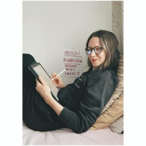 Zuzana Smatanová Instagram - Urobila som si plán 📌 Keďže som vedela, čo ma na úvod tohto roka čaká, ten plán bol viac-menej jasný. Čaká ma pár týždňov v polosede, v ľahu a ix rehabilitácií… chcem tie týždne využiť tvorivo, nepremárniť drahocenný čas, tak som sa pustila do sketchovania a písania mojej vlastnej detskej knižky ✍🏼 Krok, na ktorý sa už tak dávno teším. Mám na to toľko času koľko len chcem, žiaden deadline ani tlak, len obyčajná radosť a hra 🧚🏻 Už budúci týždeň, 1.3., vám predstavíme s @kapelahighland titulnú pesničku a videoklip “Nech pochopíš” k českému rodinnému filmu “Gump - Sme dvojka” 🐕 @gump_pes stay tuned! z.
.
#plan #oddych #rehabilitacia #mojadetskaknizka #cas #creative #zuzanasmatanova #aftersurgery #sketching #illustrator #artist #new #song #nechpochopis #gumppes #highland #smedvojka #okuliareprotimodremusvetlu