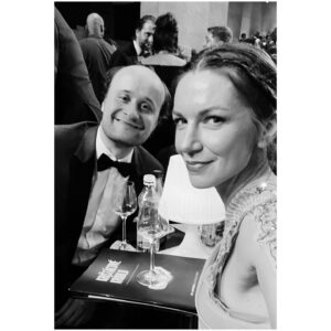 Zuzana Smatanová Instagram - Ďakujem @kristalovekridlo za nomináciu v kategórii Populárna hudba ♥️🪽 večer som si užila v šatách od môjho drahého @borishanecka 🩵 a nebol by to on, keby veciam nedal niečo navyše 🩼✨🩼 flitrový tuning! 🤩 vlasy mi učesala my dear @renatamarova 🤍
a veselú spoločnosť pri stole nám robil @danielfischer_ojv 🥂 gratulujem všetkým víťazom! 👏🏼
.
#kristalovekridlo #nominacia #popularnahudba #galavecer #zuzanasmatanova #danielfisher #borishanecka #renatamarova #tuning🩼