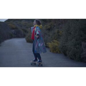 Zuzana Smatanová Instagram - Tvoj život je ako skateboard… 🛹 vieš sa rútiť z kopca ako blázon, lebo je to jazda tvojho života… niekedy to ustojíš a vybalansuješ nerovnosti, občas ide skate nudne pomaly a niekedy to s tým riskovaním nedáš a spadneš… A to bolí… v ten moment mať niekoho, kto ti pofúka koleno a povie ti, že to bude dobré, je ako pokropenie živou vodou…💦 postaví ťa na nohy a povie, že je treba to skúsiť znova, ale už si musíš dávať väčší pozor... 🩹A tak boľavo a trpezlivo kráčaš s tým skejtom v ruke, občas len tak zastavíš, zatvoríš oči a dýchaš… vieš, že máš všetok čas sveta a tešíš sa na chvíľu, keď sa naň znova postavíš a odrazíš sa……..🛹 Živá voda aj s videom je vaša ♥️ z.
.
réžia: @jakubgulyas   zs
kabát: @lenkasrsnova 
.
#zivavoda #singel #videoklip #madeira #surfskate #baranica  #rozpravac #song #zuzanasmatanova #music #lyrics #produced #byme #slovakia #outnow
