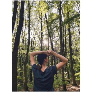 Zuzana Smatanová Instagram - Viac ako šesť týždňov som nebola v lese 🌿 už mi chýbala jeho vôňa, pokoj, čvirikanie… dobre to dnes padlo, prvá väčsia prechádzka, hlboký nádych do pľúc a silný výdych z pľúc… 🌿 zajtra zase v spoločnosti mojich chlapcov z kapely, začíname koncertovať, skúšať, tešíme sa na stretnutia s vami, bude to krásny a opäť tvorivý rok, cítim to v kostiach ✨ z.
.
#forest #les #nadychvydych #rehabilitacia #prechadzka #woods #zuzanasmatanova #relax #sunday #breathe
