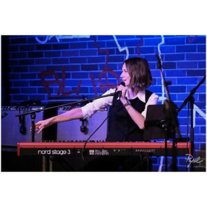 Zuzana Smatanová Instagram - Priznávam, včera sa mi išlo na pódium ťažko… v hrdle hrča a na hrudi ťažko….. tento koncert som venovala Marcelkovi Nemcovi… včera navždy odišiel, ale viem, že by bol rád, aby bolo veselo a vy ste mi s tým veľmi pomohli ♥️ ďakujeme vám, že ste boli s nami, ďakujeme za neskutočne ľudskú a rodinnú atmosféru, na akú sme v @bluenote_slovakia zvyknutí 🙏🏼 z&band
Foto @pyxel_pxl 
.
#bluenote #koncertpremarcela #zuzanasmatanova #kapela #band #novemestonadvahom #club #gig #koncert #dakujeme #musicians #artist #songwriter #singer #slovakia