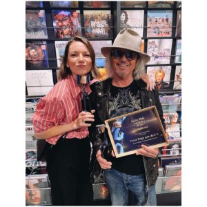 Zuzana Smatanová Instagram - Máme tooooo!!! 😍🤩🥳 a ĎAKUJEME VÁM!!! 🙏🏼♥️ naša druhá cena #pantarheiawards “Detská kniha roka 2023” 🎉 Sme vďační a šťastní, že vám naša druhá knižka “Peter Nagy pre deti 2” doma robí radosť. Ďakujem @peternagy_music že som s Tebou rozbehla svoj detský sen, byť ilustrátorkou. O to viac sa teším, keď sa na jeseň pustím do ilustrovania mojej vlastnej knižky, ktorú som už napísala 🥰📙 z.
.
#detskakniharoka2023 #peternagypredeti2 #peternagy #pantarhei #ikar #zuzanasmatanova #illustrator #wewon #vitazi #dakujemevam #childrenbook #childrenbookillustration