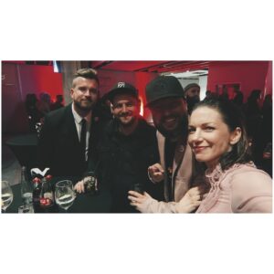 Zuzana Smatanová Instagram - Ďakujem @ceny_andel za nomináciu albumu Rozprávač v kategórii Slovenský album roka ♥️ ďakujeme za to, že pozeráte aj za hranice a sledujete našu hudobnú scénu. Ďakujeme, že sa prirodzene spájame, že sme stále v niečom spolu, že prepájame naše farby s vašimi, že tým, ktorí to nechápu, ukazujete, že v umení a v kultúre skrátka neexistujú hranice, zákazy, rušenie a iba jedna farba a žiadna iná. My umelci máme na toto všetko oveľa silnejšiu a láskavú protizbraň, naše umenie a to mieri priamo do srdca ľudí, kde zákazy skrátka neplatia. 🫀 gratulujem všetkým víťazom, aj nášmu Hexu!
.
Večer som si užila v spoločnosti muzikantov, kolegov, a hlavne @kapelahighland 🙌🏼 
.
PS: mám na sebe krásne vintage šaty z dielne kalifornskej dizajnérky Emmy Domb, ktorá tvorila v rokoch 1939-1974.
💗 Sú naozaj také staré, kúpila som si ich cez vitage eshop a sú ľahké a vzdušné ako pierko 🪶
.
#cenyandel #umeniebezhranic #hudobnascena #czsk #nominacia #slovenskyalbumroka #zuzanasmatanova #rozpravac #praha #galavecer #hudobnaslavnost #dress #saty #emmadombdress #vintage #victorian