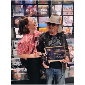 Zuzana Smatanová Instagram - Máme tooooo!!! 😍🤩🥳 a ĎAKUJEME VÁM!!! 🙏🏼♥️ naša druhá cena #pantarheiawards “Detská kniha roka 2023” 🎉 Sme vďační a šťastní, že vám naša druhá knižka “Peter Nagy pre deti 2” doma robí radosť. Ďakujem @peternagy_music že som s Tebou rozbehla svoj detský sen, byť ilustrátorkou. O to viac sa teším, keď sa na jeseň pustím do ilustrovania mojej vlastnej knižky, ktorú som už napísala 🥰📙 z.
.
#detskakniharoka2023 #peternagypredeti2 #peternagy #pantarhei #ikar #zuzanasmatanova #illustrator #wewon #vitazi #dakujemevam #childrenbook #childrenbookillustration