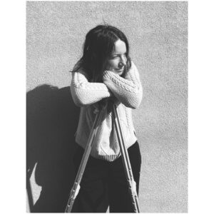 Zuzana Smatanová Instagram - Mám za sebou prvé dva týždne na barlách…💪🏼 ešte musím zvládnuť zvyšné štyri a potom spolu skáčeme 🤸🏻‍♂️ čoskoro čakajte ďalšiu hudobnú novinku!! 😉 z.
.
#zuzanasmatanova #novinky #coskoro #kamosky #bakule