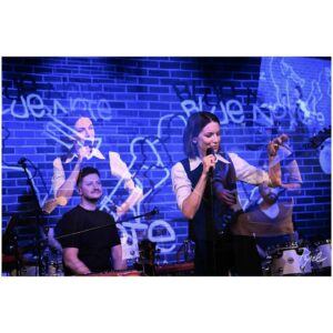 Zuzana Smatanová Instagram - Priznávam, včera sa mi išlo na pódium ťažko… v hrdle hrča a na hrudi ťažko….. tento koncert som venovala Marcelkovi Nemcovi… včera navždy odišiel, ale viem, že by bol rád, aby bolo veselo a vy ste mi s tým veľmi pomohli ♥️ ďakujeme vám, že ste boli s nami, ďakujeme za neskutočne ľudskú a rodinnú atmosféru, na akú sme v @bluenote_slovakia zvyknutí 🙏🏼 z&band
Foto @pyxel_pxl 
.
#bluenote #koncertpremarcela #zuzanasmatanova #kapela #band #novemestonadvahom #club #gig #koncert #dakujeme #musicians #artist #songwriter #singer #slovakia