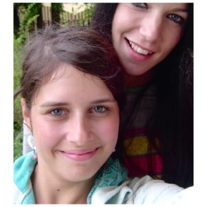 Zuzana Smatanová Instagram - 💥8.8.2010 / “Zuzi, sú tu nejaké dve dievčatá na bicykloch a chcú sa s tebou odfotiť” …povedala mi mama po tom, čo niekto zazvonil na náš zvonček…
Vyšla som von a urobila som si s nimi fotku. Tá fotka mi prišla do mailu asi pred troma rokmi od Simy Martausovej (dnes už Magušinovej) 😀 “Zuzka, pamätáš si toto?” spýtala sa ma a mňa vyzulo!! 😀😂 poznámka: Nikdy nevieš, kedy sa s tebou fotí tvoja budúca kolegyňa ✌🏼😎
@simamagusinova vďaka za tento artefakt 🫶🏼😁
.
#pravek #mydve #simamartausova #simamagusinova #zuzanasmatanova #2010 #14rokov #pozooor #halo #dejiny #kolegyne #dusedivoke #songwriters #singers #girls #ňuňu