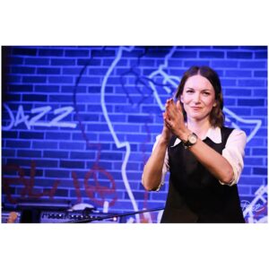 Zuzana Smatanová Instagram - Priznávam, včera sa mi išlo na pódium ťažko… v hrdle hrča a na hrudi ťažko….. tento koncert som venovala Marcelkovi Nemcovi… včera navždy odišiel, ale viem, že by bol rád, aby bolo veselo a vy ste mi s tým veľmi pomohli ♥️ ďakujeme vám, že ste boli s nami, ďakujeme za neskutočne ľudskú a rodinnú atmosféru, na akú sme v @bluenote_slovakia zvyknutí 🙏🏼 z&band
Foto @pyxel_pxl 
.
#bluenote #koncertpremarcela #zuzanasmatanova #kapela #band #novemestonadvahom #club #gig #koncert #dakujeme #musicians #artist #songwriter #singer #slovakia