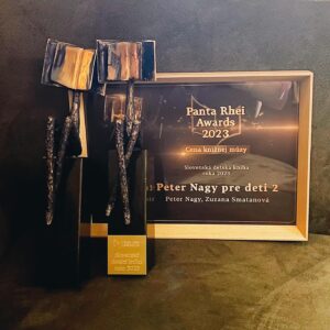 Zuzana Smatanová Instagram - Máme tooooo!!! 😍🤩🥳 a ĎAKUJEME VÁM!!! 🙏🏼♥️ naša druhá cena #pantarheiawards “Detská kniha roka 2023” 🎉 Sme vďační a šťastní, že vám naša druhá knižka “Peter Nagy pre deti 2” doma robí radosť. Ďakujem @peternagy_music že som s Tebou rozbehla svoj detský sen, byť ilustrátorkou. O to viac sa teším, keď sa na jeseň pustím do ilustrovania mojej vlastnej knižky, ktorú som už napísala 🥰📙 z.
.
#detskakniharoka2023 #peternagypredeti2 #peternagy #pantarhei #ikar #zuzanasmatanova #illustrator #wewon #vitazi #dakujemevam #childrenbook #childrenbookillustration