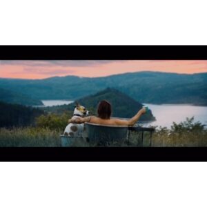 Zuzana Smatanová Instagram - “NECH POCHOPÍŠ” je vaša ♥️🐕 (out now 👉🏼 YT)
Do kín prichádza pokračovanie úspešného českého filmu “Gump - Jsme dvojka” 28.3. (CZ/SK) @continental_film_sk 
Ďakujem @kapelahighland a @filiprozek za pozvanie do tohto krásneho projektu, ja, ako veľký milovník psov som nemohla povedať nie 🙏🏼🥰 Navyše, keď si mohol zahrať vo videoklipe aj môj pes Guru s ktorým som si prvýkrát dala pusu, to je pre mňa veľká vec 🐕‍🦺😁 Nech sa myšlienka pesničky “nekupuj-adoptuj” šíri medzi ľudí, aby malo čo najviac psov z útulkov svoje milujúce domovy 🐾 z.
@gump_pes @packetmusic @slobodazvierat 
.
#nechpochopis #gumppes #pesgump #gumpjsmedvojka #film #movie #zuzanasmatanova #feat #highland #kapelahighland #czsk #slobodazvierat #outnow #youtube #singel #song #videoklip #video