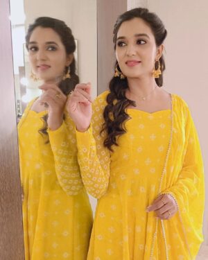 indhu chowdhary Instagram - Sun TV show 
Mua @_mghairandmakeup_ 

Outfit @amizh_dapper_designs

Makeup starts @6999/-
DM for enquiry

#makeupideas #makeuplook
#makeuptutorial #subtlemakeup
#actressmakeup  #actress #yellove #yellow #yellowdress #suntvserial #suntv