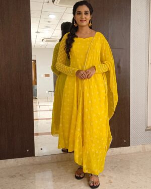indhu chowdhary Instagram - Sun TV show 
Mua @_mghairandmakeup_ 

Outfit @amizh_dapper_designs

Makeup starts @6999/-
DM for enquiry

#makeupideas #makeuplook
#makeuptutorial #subtlemakeup
#actressmakeup  #actress #yellove #yellow #yellowdress #suntvserial #suntv