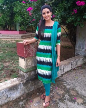 indhu chowdhary Instagram - 𝐖𝐡𝐲 𝐅𝐢𝐭 𝐈𝐧, 𝐖𝐡𝐞𝐧 𝐘𝐨𝐮 𝐖𝐞𝐫𝐞 𝐁𝐨𝐫𝐧 𝐓𝐨 𝐒𝐭𝐚𝐧𝐝 𝐎𝐮𝐭.

Outfit By : @chaarvi_designs_ 

.
.
.
.
.
#meena#suntv#sathyajyothi#sunentertainments#sunkudumbam#shootday#shootlife