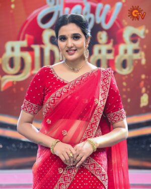 indhu chowdhary Instagram - Beautiful in Red 😍

#SunTV #Meena #Serials #TamilSerials #SunDigital