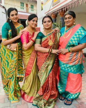 indhu chowdhary Instagram - Find out who’s the bride from these #pics #meena #serial @suntv #suntv #girlssquad @indhu_chowdharyoffl_ @minnaldeepa_official @sujatha_actress_official #happy #family watch us at 11am morning