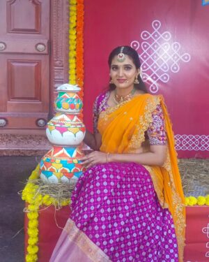 indhu chowdhary Instagram - "She was a 𝐫𝐚𝐢𝐧𝐛𝐨𝐰, but he was color blind"

Costume & Jewels By : @ravikkai_selai 

.
.
.
.
.
#sankranti#makarsankranti#festival#india #lohri#kites#kitefestival#thaipongal#indianfestival#thaithirunaal#festivemood#festiveday#ootd#indhuchowdary#meena#traditionaloutfit#lehenga#pottipongal#pongalshow#🌾