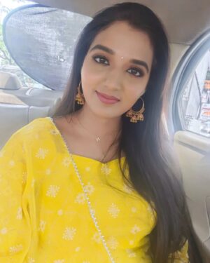 indhu chowdhary Instagram - Dressed in yellow, she says "𝐻𝑒𝓁𝓁𝑜, come sit next to me you fine 𝐹𝑒𝑙𝑙𝑜𝑤 💛

MUA: @_mghairandmakeup_ 

.
.
.
.
#ootd#outfitoftheday#lookoftheday#fashion#fashiongram#style#currentlywearing#lookbook#whatiworetoday#ootdshare#portraitmood#mylook#todayimwearing#instastyle