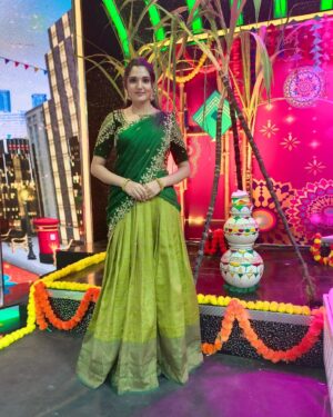 indhu chowdhary Instagram - 🌾 Iniya Thai Thirunaal Vazhthukkal / Makara Sankranthi Subbakanshalu 🌾

Costume By: @lithas_rentals 

.
.
.
.
.
#sankranti#makarsankranti#festival#india #lohri#kites#kitefestival#thaipongal#indianfestival#thaithirunaal#festivemood#festiveday#ootd#indhuchowdary#meena#traditionaloutfit#gramamanagarama#pongalshow#🌾