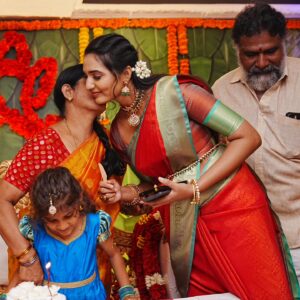 indhu chowdhary Instagram - There is nothing as sincere as a MOTHER'S kiss 🥰❤️ 

Hair By: @rr18makeover

.
.
.
.
.
#ammanenu#ammamuddu❤️