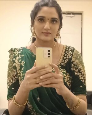 indhu chowdhary Instagram - 🌾 Iniya Thai Thirunaal Vazhthukkal / Makara Sankranthi Subbakanshalu 🌾

Costume By: @lithas_rentals 

.
.
.
.
.
#sankranti#makarsankranti#festival#india #lohri#kites#kitefestival#thaipongal#indianfestival#thaithirunaal#festivemood#festiveday#ootd#indhuchowdary#meena#traditionaloutfit#gramamanagarama#pongalshow#🌾