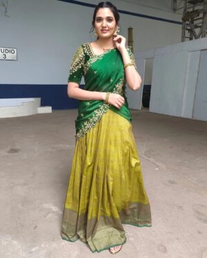 indhu chowdhary Instagram - 🌾 Iniya Thai Thirunaal Vazhthukkal / Makara Sankranthi Subbakanshalu 🌾

Costume By: @lithas_rentals 

.
.
.
.
.
#sankranti#makarsankranti#festival#india #lohri#kites#kitefestival#thaipongal#indianfestival#thaithirunaal#festivemood#festiveday#ootd#indhuchowdary#meena#traditionaloutfit#gramamanagarama#pongalshow#🌾