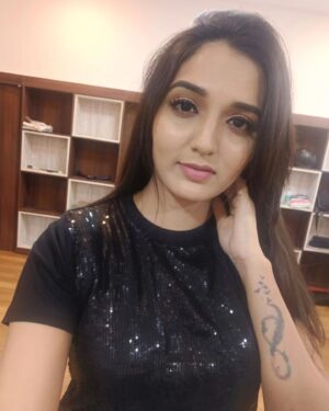 indhu chowdhary Instagram - ❤️😘 𝐵𝑒 𝑦𝑜𝑢𝑟 𝑜𝑤𝑛 𝑤𝑜𝑚𝑎𝑛 𝑐𝑟𝑢𝑠ℎ 😘❤️

.
.
.
.
.
#indhu#love#photooftheday#black#besthairday#janclicks#beautiful#happysoul#captainmiller#prereleaseevent#firstperformance#beststartoftheyear#womancrush#selflove#cm