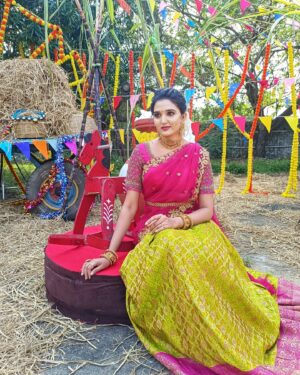 indhu chowdhary Instagram - ᴇᴍʙʀᴀᴄᴇ ᴛʜᴇ ᴡᴀʀᴍᴛʜ & ᴊᴏʏ ᴀɴᴅ ᴡᴇʟᴄᴏᴍᴇ ᴛʜᴇ ɴᴇᴡ ʙᴇɢɪɴɴɪɴɢ ᴏғ ᴄᴏᴜɴᴛʟᴇss ᴏᴘᴘᴏʀᴛᴜɴɪᴛɪᴇs ᴀɴᴅ ᴇɴᴅʟᴇss ᴘʀᴏsᴘᴇʀɪᴛʏ. ᴡɪsʜɪɴɢ ʏᴏᴜ & ʏᴏᴜʀ ғᴀᴍɪʟʏ ᴀ ᴠᴇʀʏ ʜᴀᴘᴘʏ ʙʜᴏɢɪ

𝚌𝚘𝚜𝚝𝚞𝚖𝚎 𝚋𝚢: @lakshanam_designerstudio
𝙹𝚎𝚠𝚎𝚕𝚜 𝚋𝚢: @littlefingers_bridal_jewellery
.
.
.
.
.
#bhogi#lohri#wishes#igpost#lehengalook#igrampost#festivewear#traditional#iglook