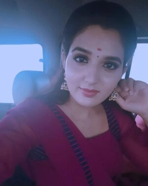 indhu chowdhary Instagram - 𝐒𝐭𝐨𝐩 𝐬𝐡𝐫𝐢𝐧𝐤𝐢𝐧𝐠 𝐭𝐨 𝐟𝐢𝐭 𝐩𝐥𝐚𝐜𝐞𝐬 𝐲𝐨𝐮'𝐯𝐞 𝐨𝐮𝐭𝐠𝐫𝐨𝐰𝐧 🌱

Outfit stitched by: @adhya_designer_studio 
.
.
.
.
#meena#suntv#satyajyothi#sunkudumbam#shootlife#beingmeena#meenateacher#❤️